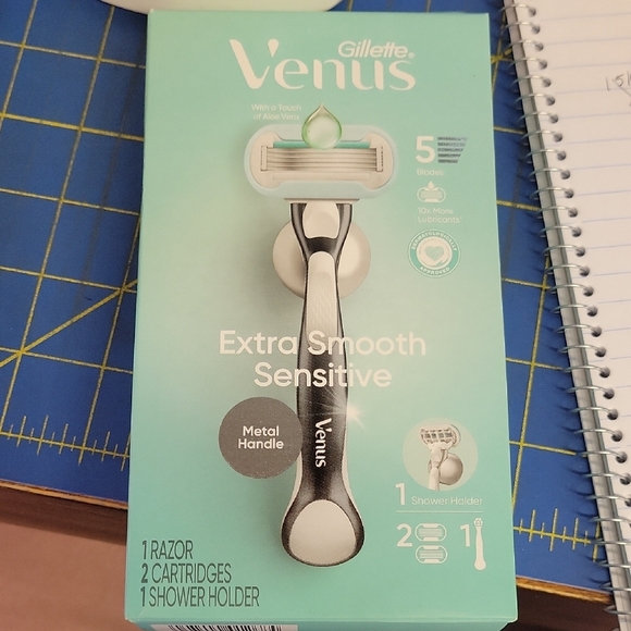Gillette Venus Extra Smooth Sensitive Razor New - Picture 1 of 1